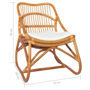 Hellbrauner Rattanstuhl mit Leinenkissen, geeignet als Relaxsessel im Wohnbereich.