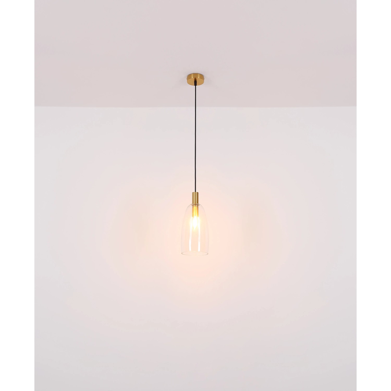 Moderne 4-flammige Globo Pendelleuchte mit klaren Glasschirmen und Messingdetails.