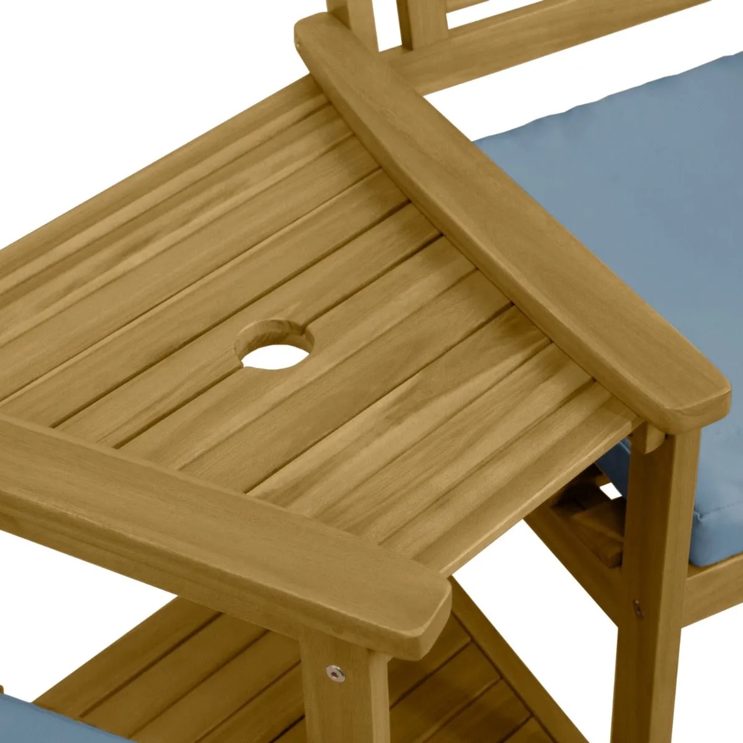 Detailaufnahme: Monstershop Gartenbank Loveseat aus Akazienholz mit Tisch und Sonnenschirmloch.