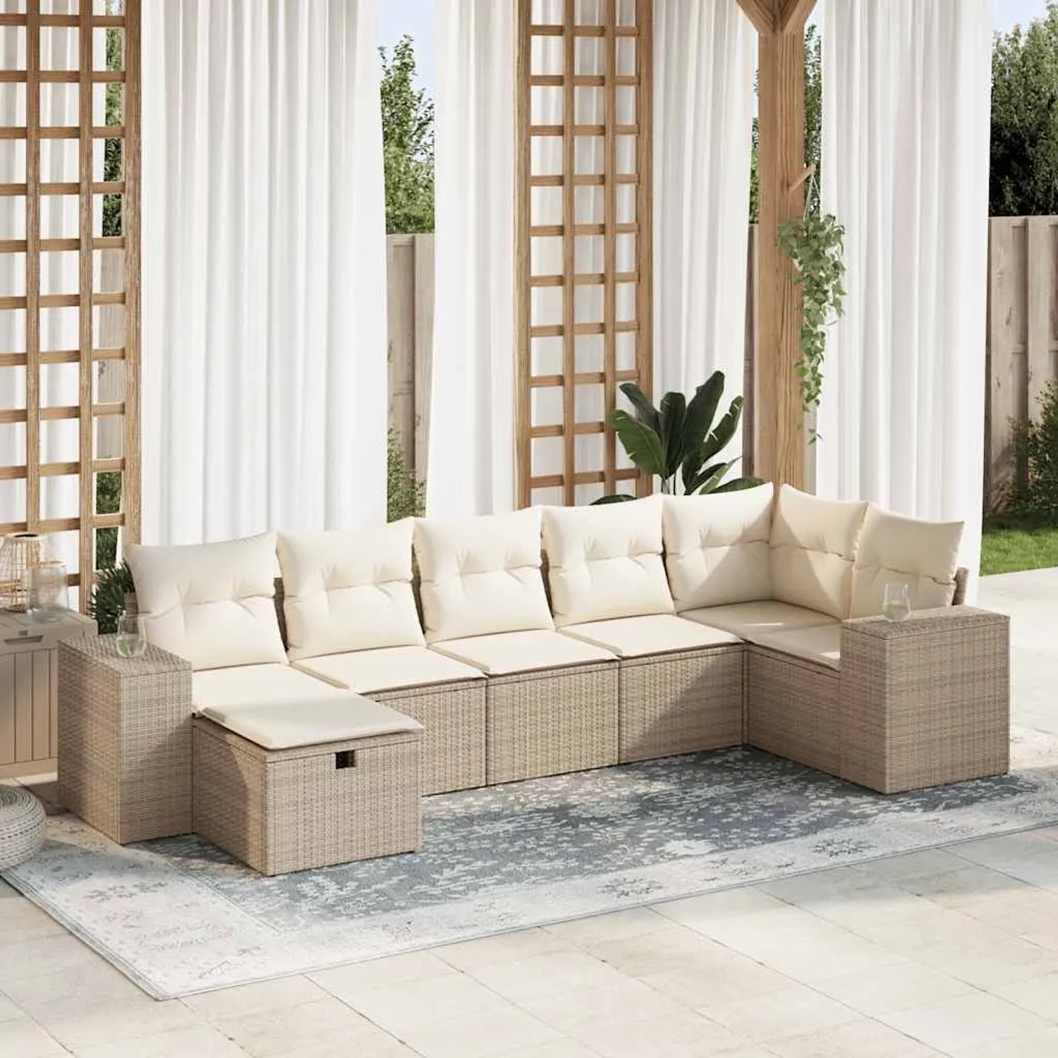 7-teilige Garten-Sofagarnitur aus Rattan in Beige mit cremefarbenen Kissen.