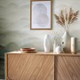 Wohnszene mit Marburg Vliestapete Habitat in Grau-Beige mit grafischem Muster.