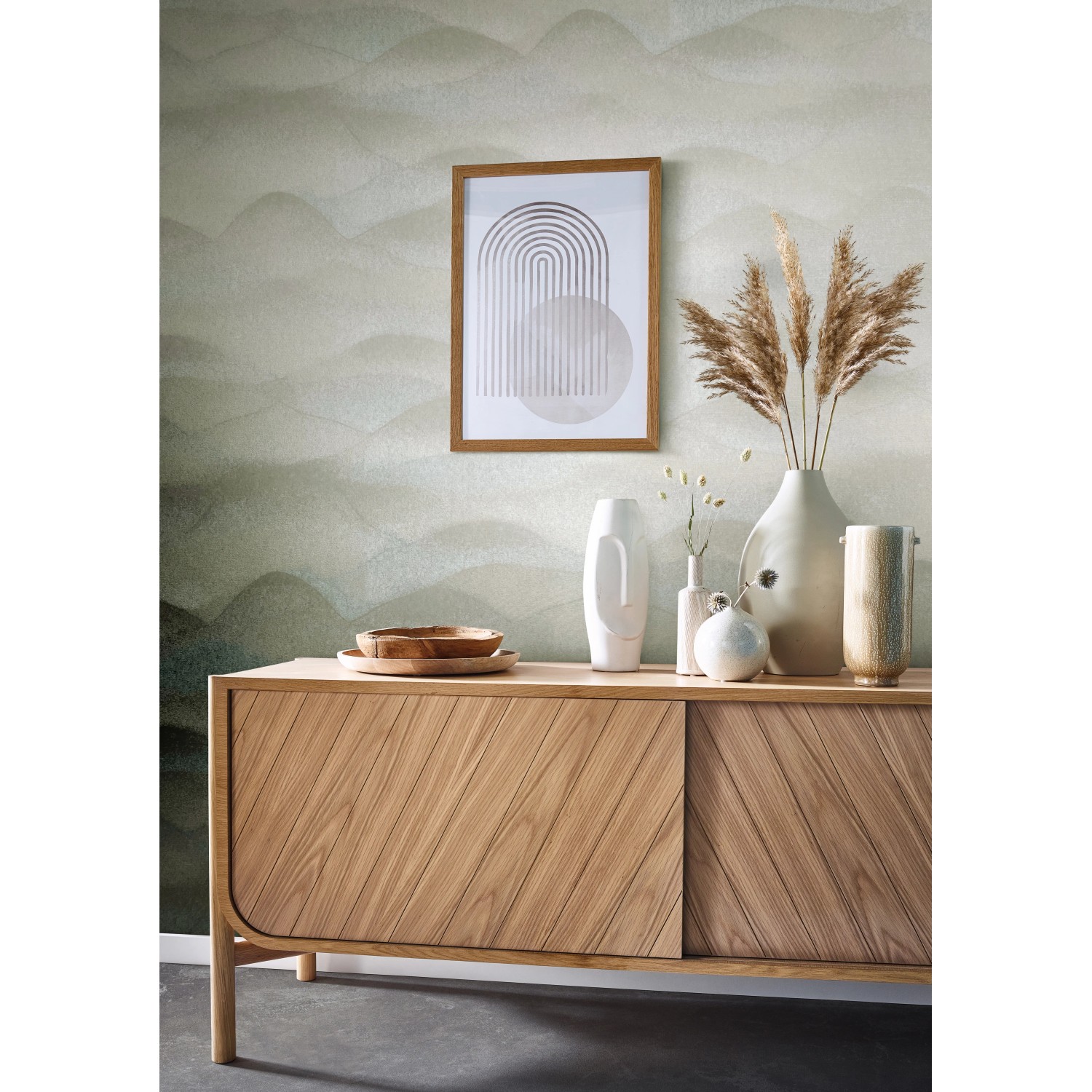 Wohnszene mit Marburg Vliestapete Habitat in Grau-Beige mit grafischem Muster.