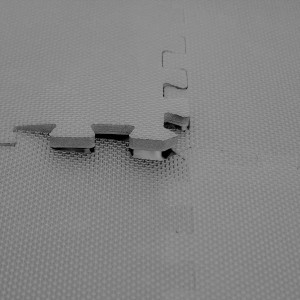 Detailaufnahme: LittleTom Puzzlematte, 30x30cm, grau, verbunden. Ideal als Spielmatte für Babys und Kinder.