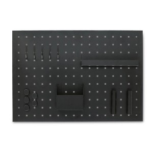 Schwarzes Zeller Memoboard aus Metall mit Ablagefächern, Haken und Magneten für Wanddekoration.