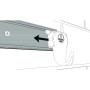 Bruns Gerätehalter Haken wird in die Aluminium-Schiene geschoben. Montage des Ordnungssystems für Werkstatt & Garage.