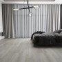 Heller Click-Vinylboden Amarillo Oak Breitdiele im Schlafzimmer verlegt.
