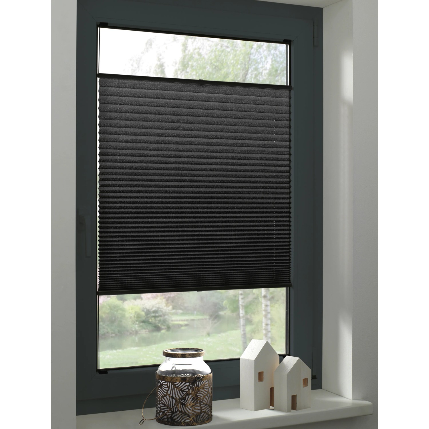 Schwarzes Gardinia Plissee Concept Tageslicht, 40x130 cm, am Fenster montiert.