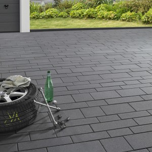 Verlegte, anthrazitfarbene Kann Mehrformat-Pflastersteine Parchetto Beton Graphit im Außenbereich mit PKW.