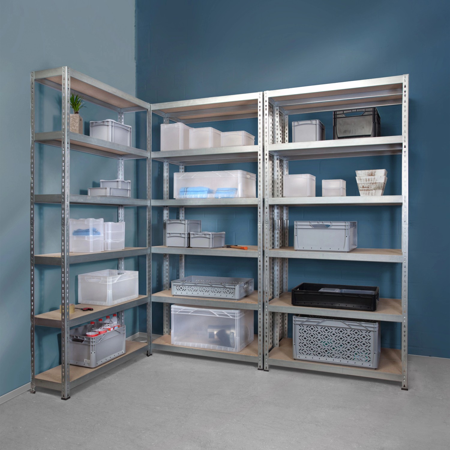 Regalsystem mit verschiedenen Euroboxen, darunter eine schwarze Eurobox 60x40x32 cm.