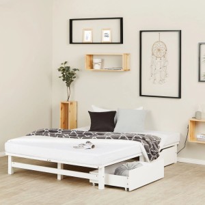 Weißes Palettenbett 140x200 cm aus Kiefernholz mit Lattenrost und zwei ausziehbaren Bettkästen im Schlafzimmer.
