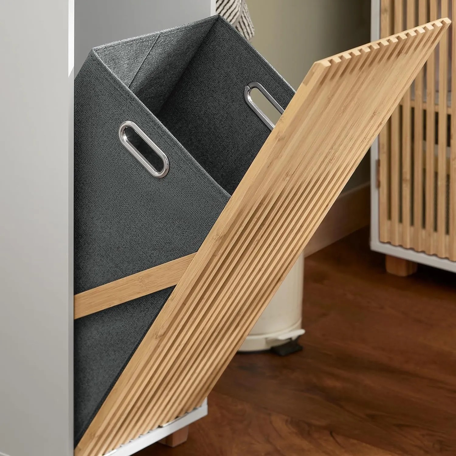 SoBuy Wäscheschrank BZR126-W mit Wäschesack und Bambus-Tür, geöffnet.