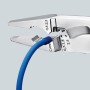 Knipex Elektro-Installationszange 200mm beim Crimpen eines blauen Kabels.