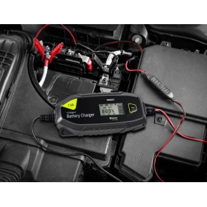 Pro User Mikroprozessor Ladegerät 7,5A beim Laden einer Autobatterie.