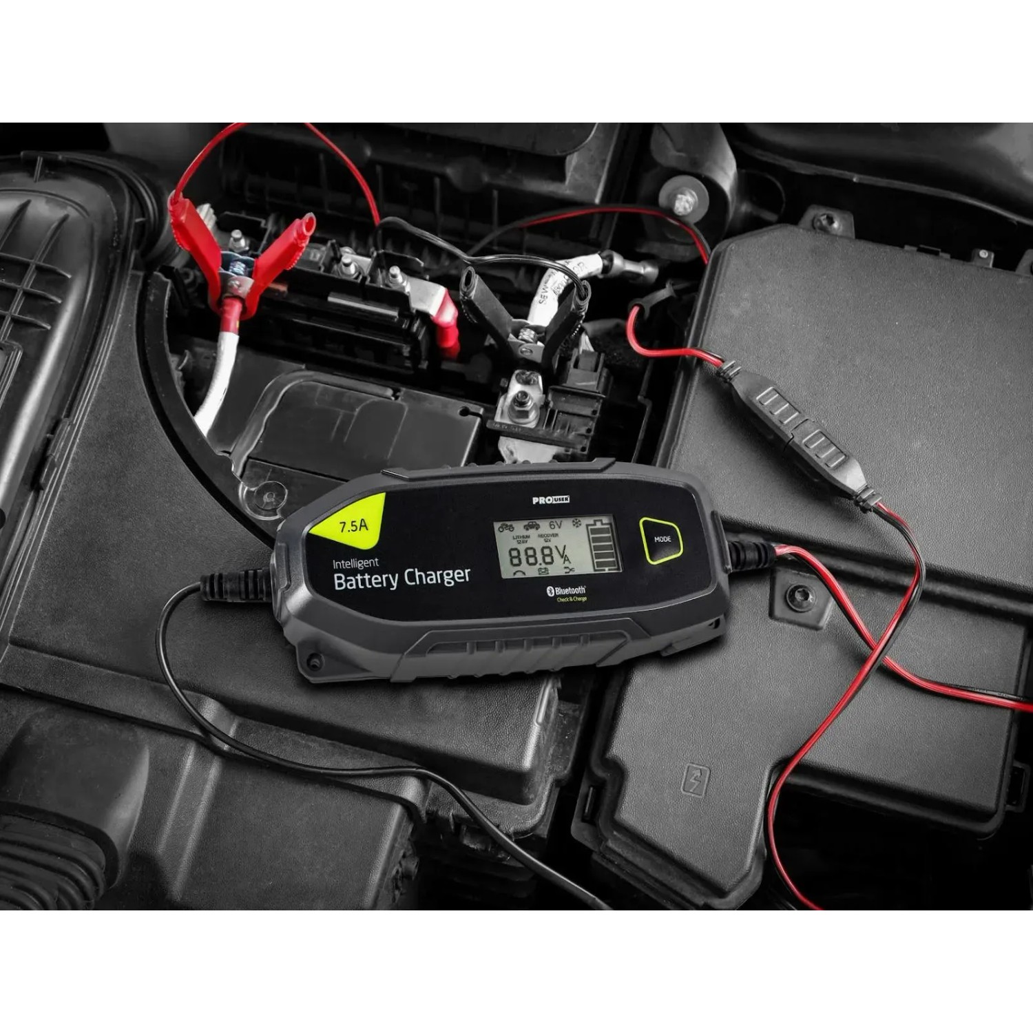 Pro User Mikroprozessor Ladegerät 7,5A beim Laden einer Autobatterie.