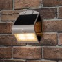 Weiße LED Solar-Außenleuchte mit Sensor, 3,2W, 400lm, 3000K, montiert an einer Backsteinwand.