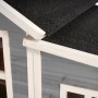 Detailaufnahme: Graues EXIT Loft 150 Holzspielhaus mit wasserdichtem Dach.