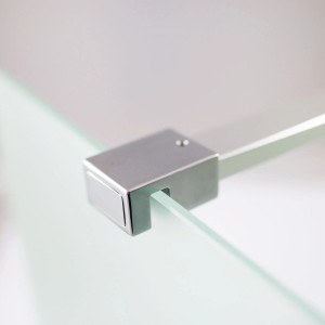 Detailaufnahme: Breuer Walk-In Duschwand Panorama, Chrom-Halterung mit Klarglas.