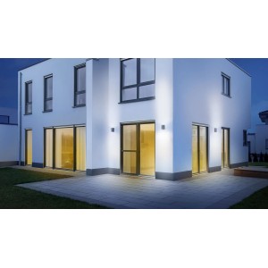Moderne Hausfassade mit Steinel LED Außenleuchte L 930 S in Anthrazit, warmweißes Licht.