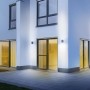 Moderne Hausfassade mit Steinel LED Außenleuchte L 930 S in Anthrazit, warmweißes Licht.