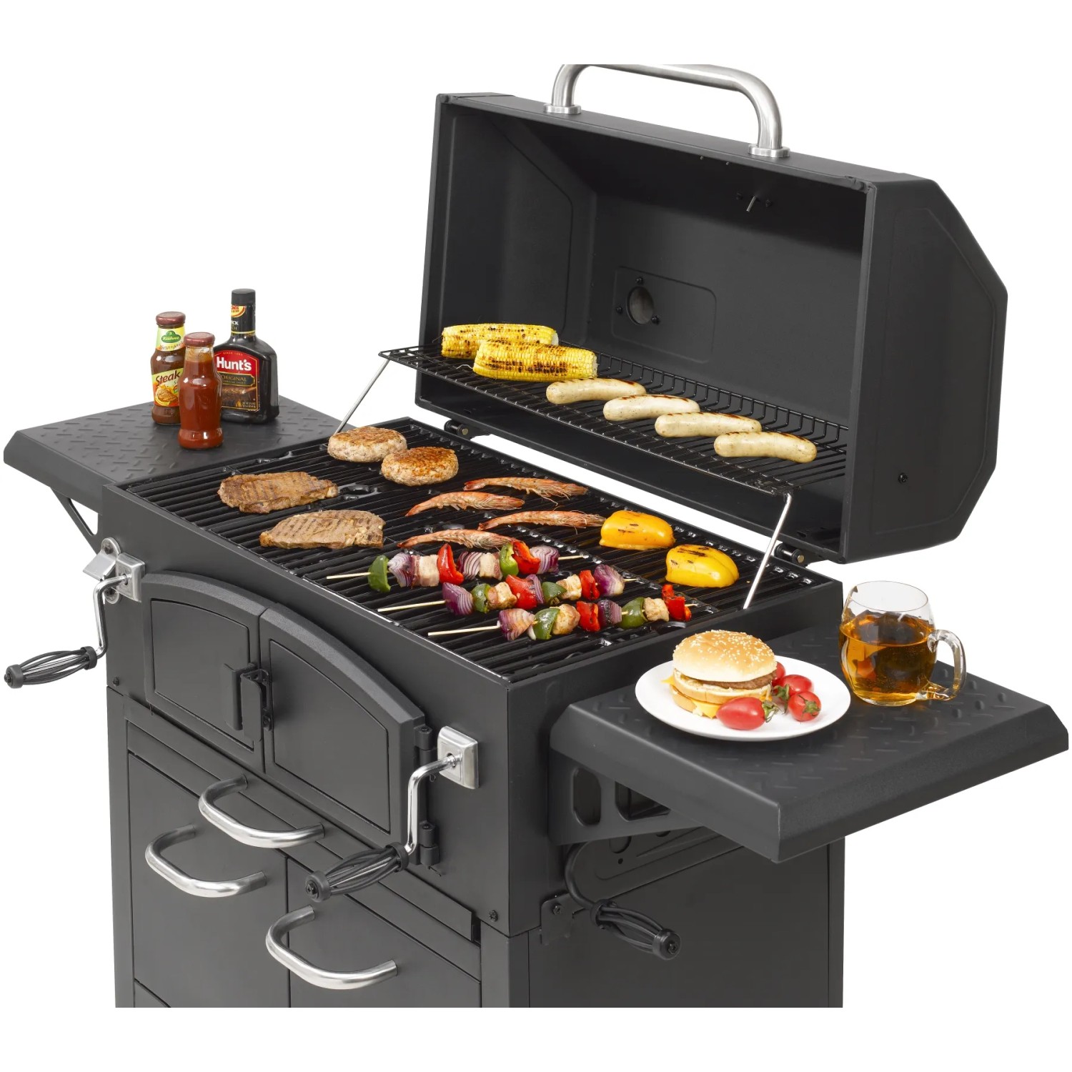 Schwarzer El Fuego Holzkohlegrill Grand Ontario mit Grillgut, Getränk und Saucen.