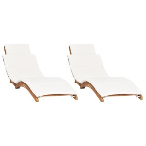 2er Set Sonnenliegen aus Teakholz mit cremeweißen Auflagen für Garten und Terrasse.