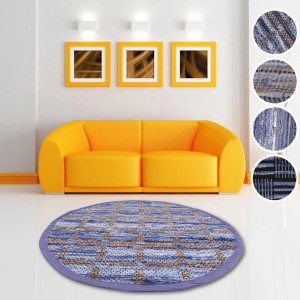Runder Jeans Flickenteppich „Jeans Square“ (Ø 150cm) in Blau- und Beigetönen vor gelbem Sofa.