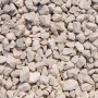 Nahaufnahme von Chateau-Beige Marmorsplitt 16-25 mm, Zierkies für Garten und Landschaft.