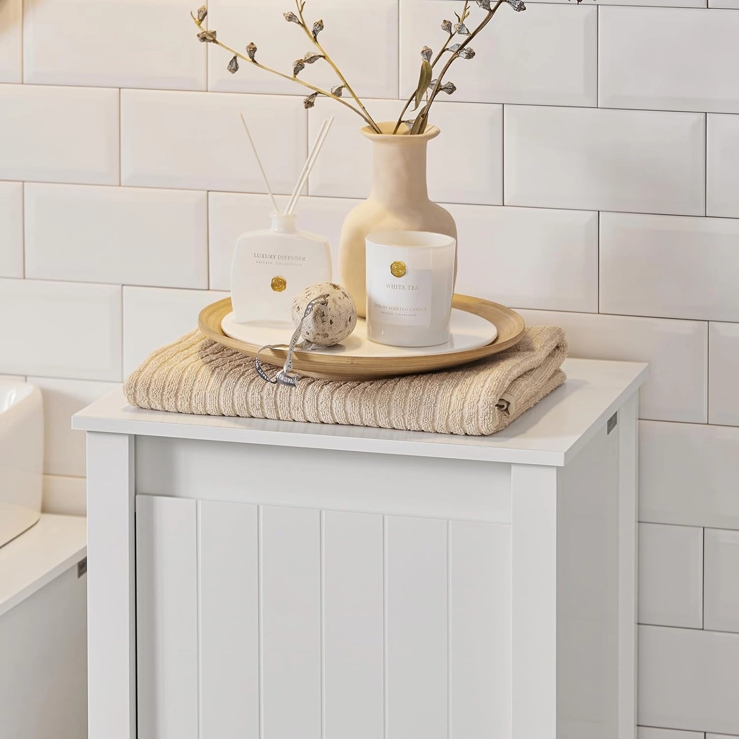 SoBuy Wäscheschrank BZR100-W, weißes Holz mit ausklappbarem Wäschesack, Teil eines Badmöbel-Sets.