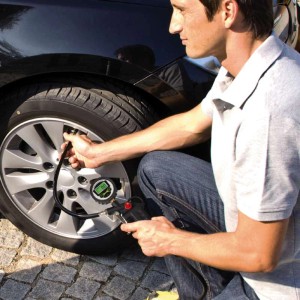 Einhell digitaler Reifenfüller für Kompressoren im Einsatz am Reifen.