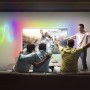 LED-Streifen Neon Flex von Ledvance: RGB-Beleuchtung im Wohnzimmer beim Fußball schauen.