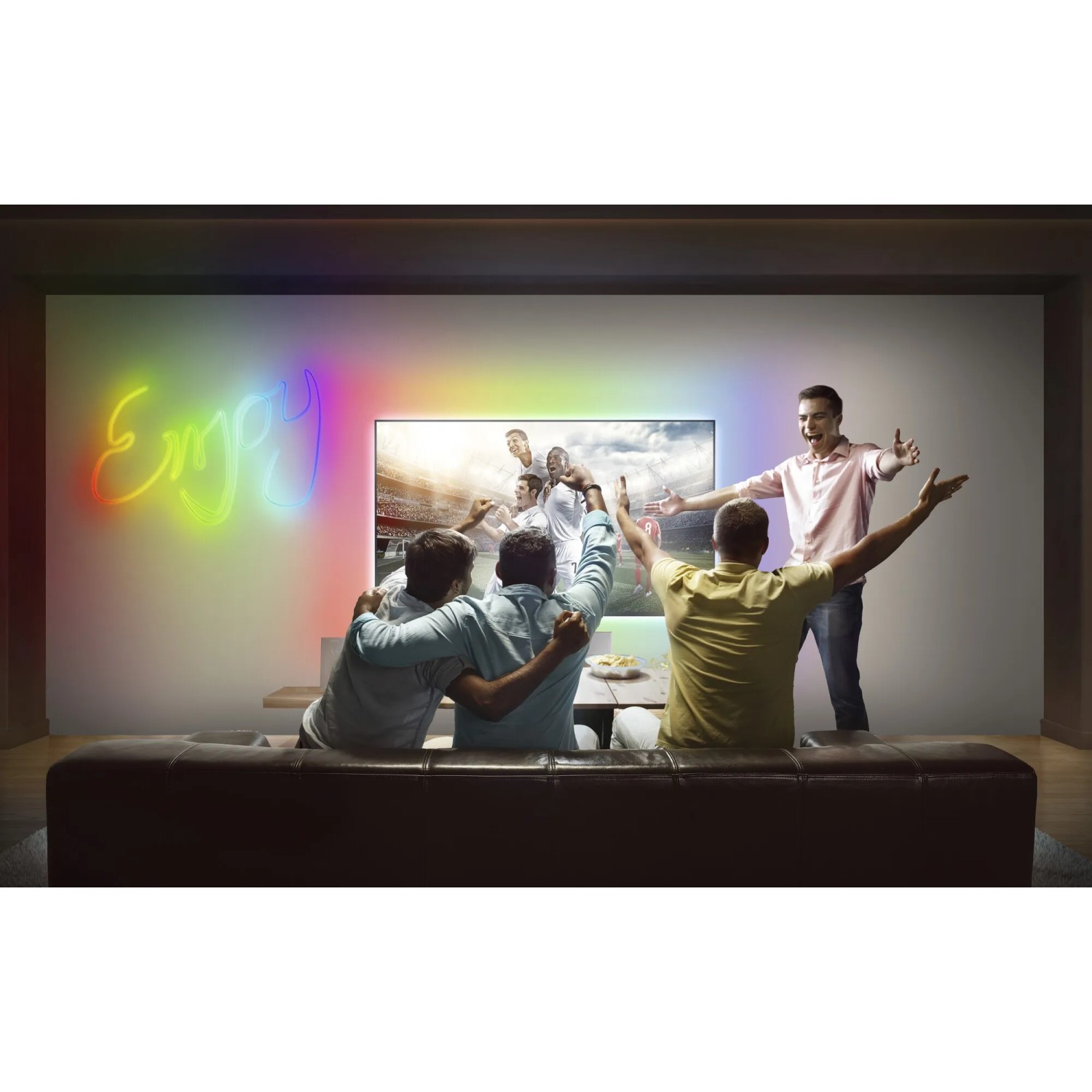 LED-Streifen Neon Flex von Ledvance: RGB-Beleuchtung im Wohnzimmer beim Fußball schauen.