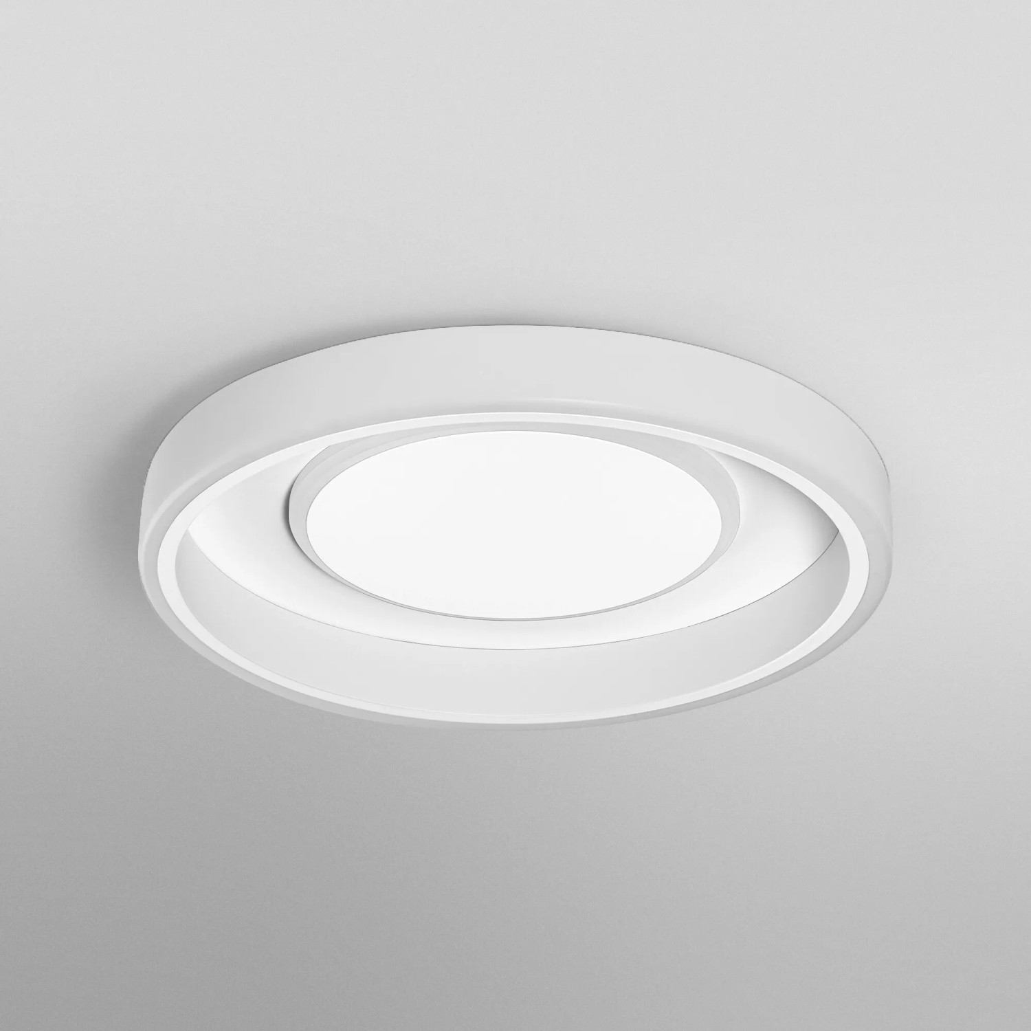 Weiße Ledvance Smart+ WiFi Deckenleuchte Orbis Claria RGBTW, Ø 49 cm, an der Decke montiert.