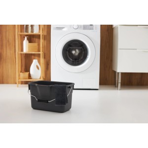Rotho Eimer Basic Eckig 12 l Anthrazit mit Putzlappen vor Waschmaschine und Regal.
