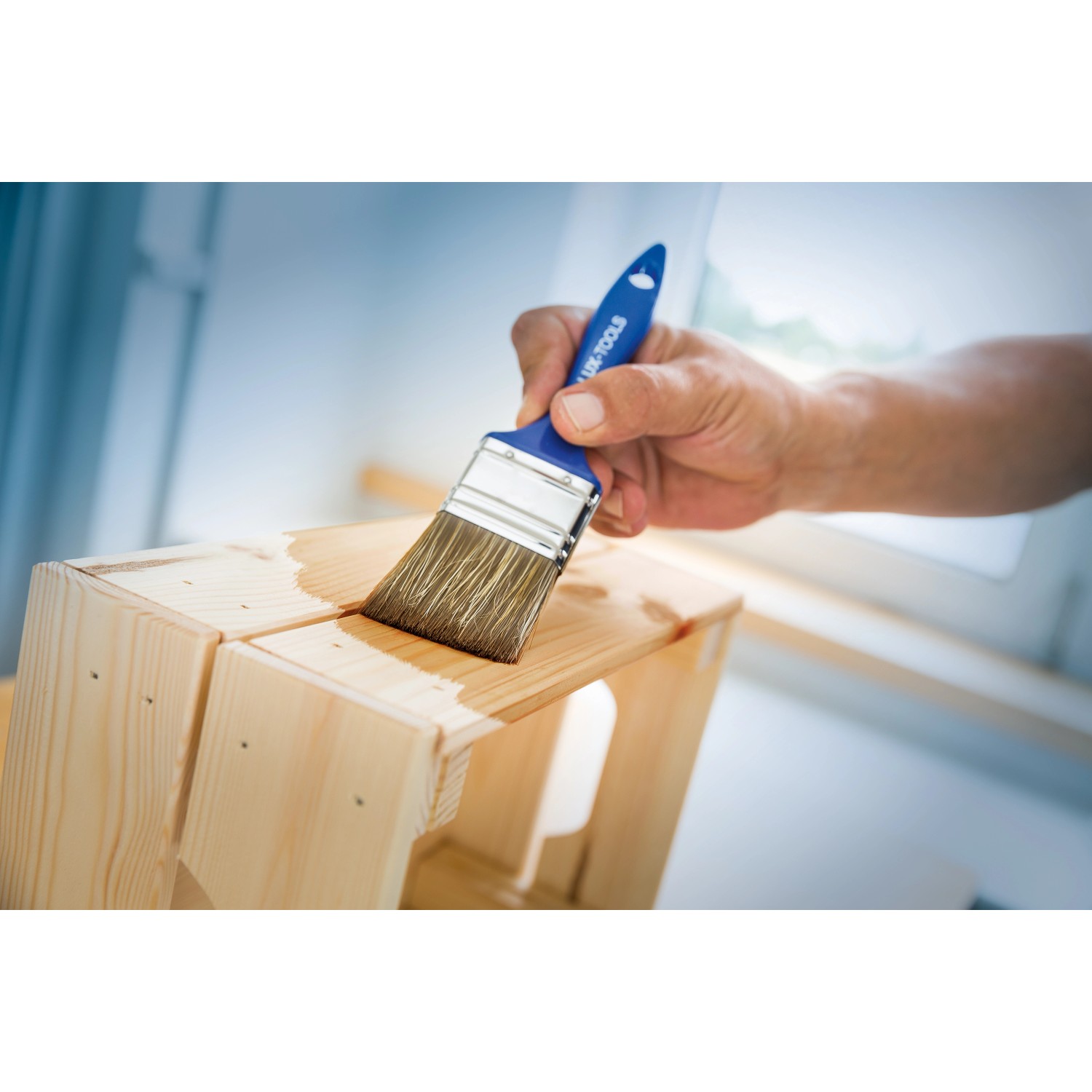 Hand lasiert Holz mit LUX Flachpinsel. 3-teiliges Pinselset für Lasuren.