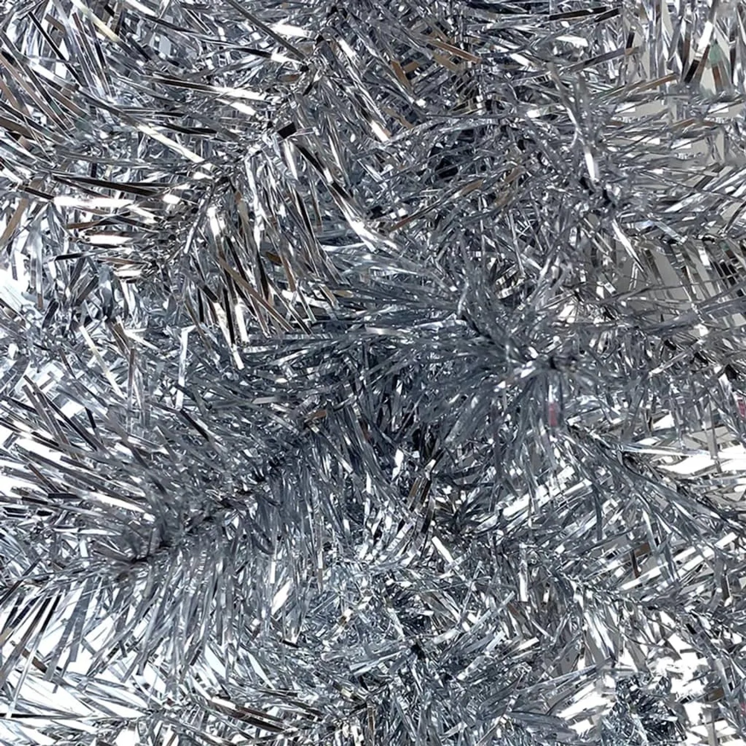 Silberne, glitzernde Weihnachtsgirlande aus PVC. Dichte, schimmernde Stränge für festliche Dekoration.