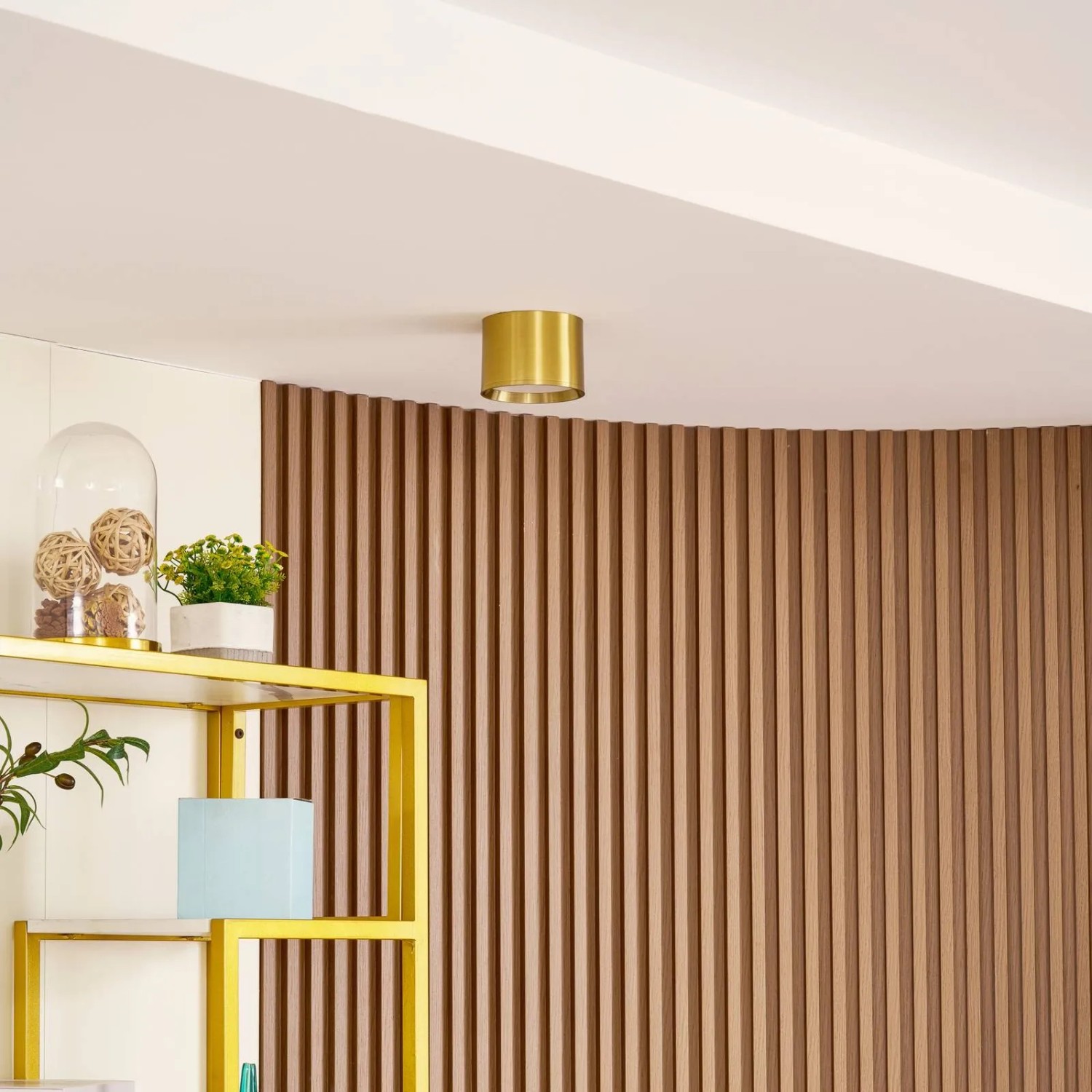 Goldene Lindby LED Deckenleuchte Nivoria aus Aluminium, runde Wohnzimmerleuchte.