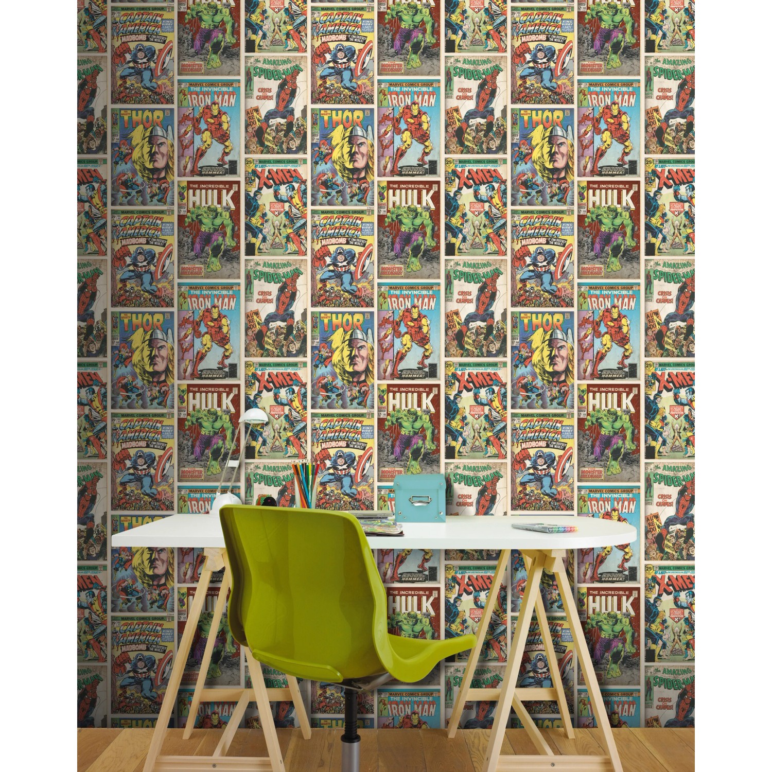 Mehrfarbige Papiertapete mit Marvel Superhelden Comic Design für Kinderzimmer oder Büro.