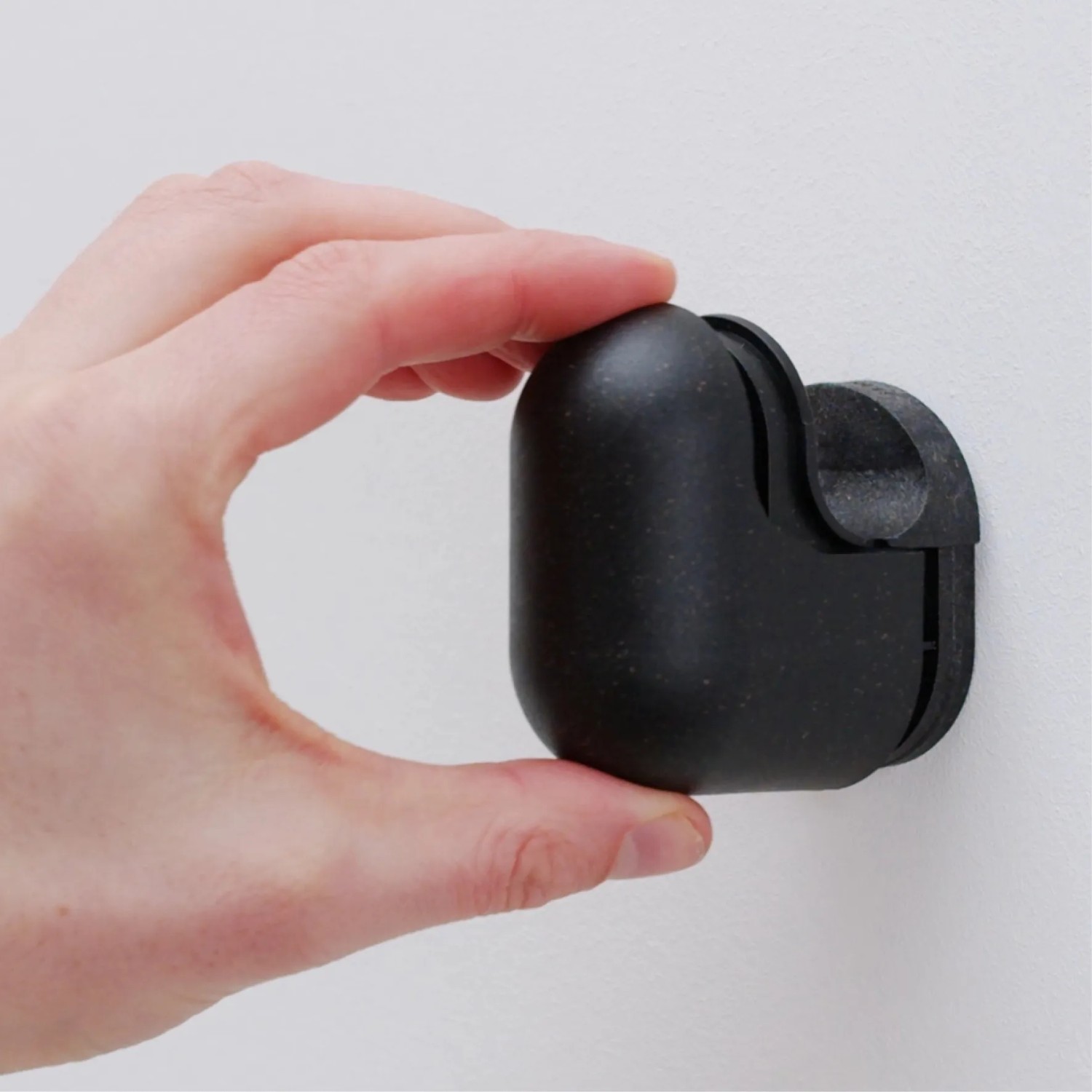 Wagner Wandhaken Hooks4home Pill, taupe, aus Bio-Kunststoff, gehalten von einer Hand.