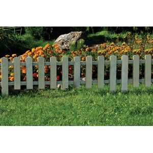 Mini Steckzaun aus druckimprägniertem Holz im Garten, 30/45 cm x 120 cm.