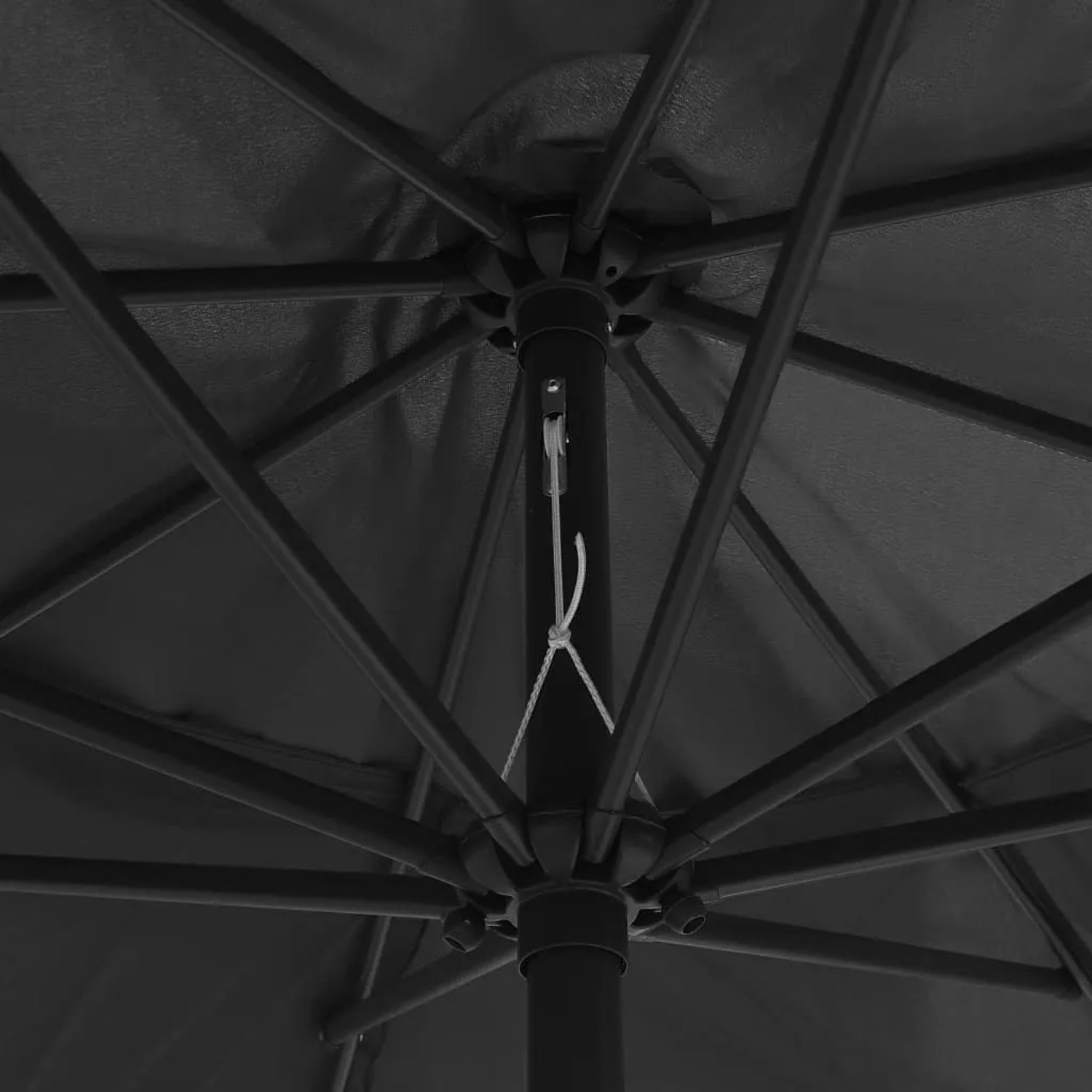 Detailansicht der Unterseite eines vidaXL Sonnenschirms in Anthrazit mit robustem Metallgestell, 8 Rippen und Kurbelzug.