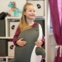 Mädchen umarmt Westmann Pool Buddy Delfin grau-weiß. Spiel & Spaß im Garten und Pool.