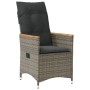 Grauer verstellbarer Gartensessel aus Poly Rattan mit dunklen Kissen und Holzarmlehnen. Ideal für Garten und Terrasse.