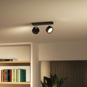 Schwarze Philips Bracia 2-flammige LED-Spotleuchte an der Decke, ein Strahler leuchtet warmweiß.