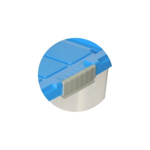 Detailaufnahme: Blaue Eurobox mit Deckel und grauem Verschlussclip.