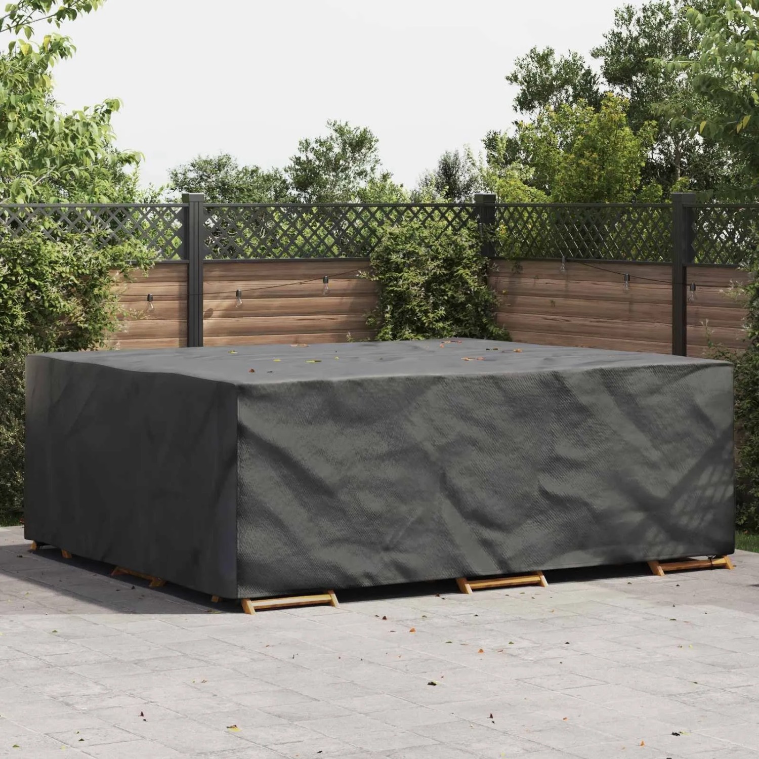 Großer schwarzer Möbelbezug 300x250x100 cm auf Terrasse. Wasserfeste Schutzhülle für Gartenmöbel.