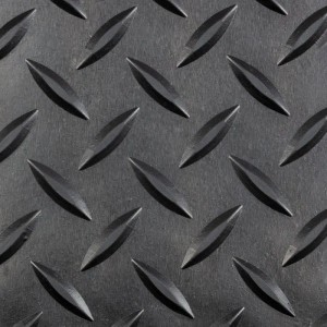 Graue KARAT Gummimatte mit Tränenblech-Struktur, rutschfest und robust.