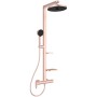 Ideal Standard Duschsystem in Rosé mit Kopf- und Handbrause, Einhebelmischer und Ablagen.