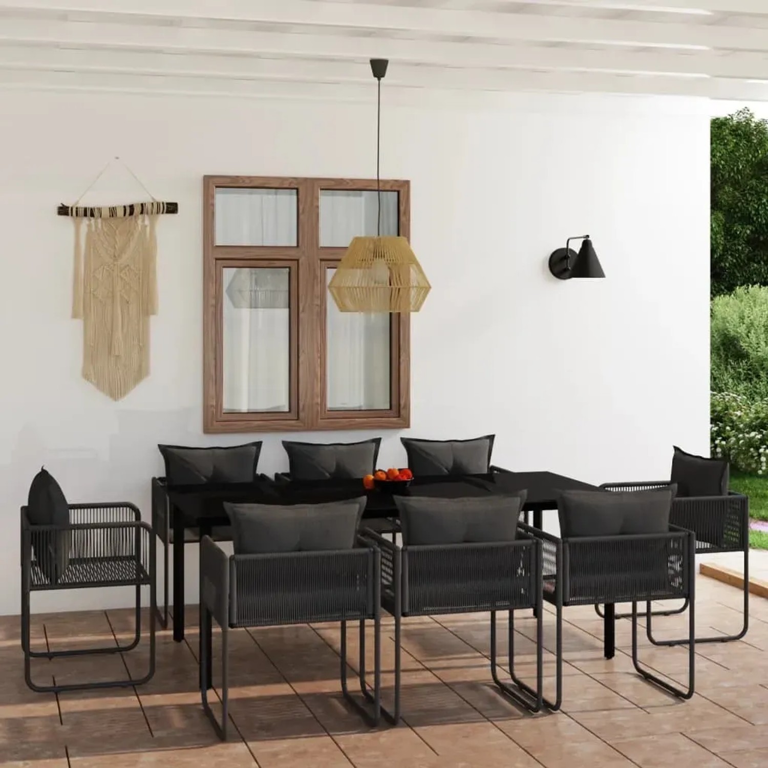 Schwarze 9-tlg. Garten-Essgruppe mit Tisch aus Glas und Rattan-Stühlen mit Kissen.