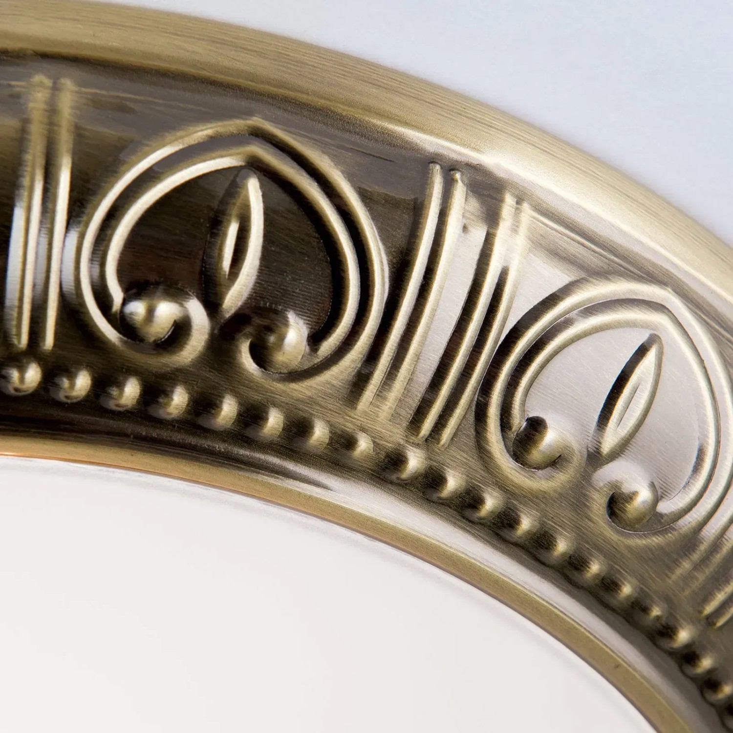 Detailaufnahme: Antike Deckenleuchte Pankok von Orion Leuchten, Ø 28 cm, mit bronzefarbener Metallfassung.