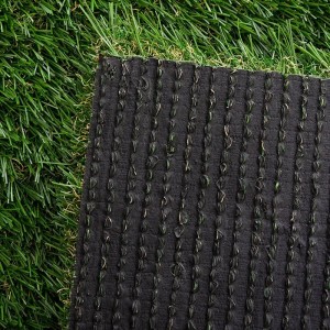 Detailaufnahme Kunstrasen Nantes, 40mm hoch, UV-beständig, zeigt die Rückseite und die grüne Oberfläche.